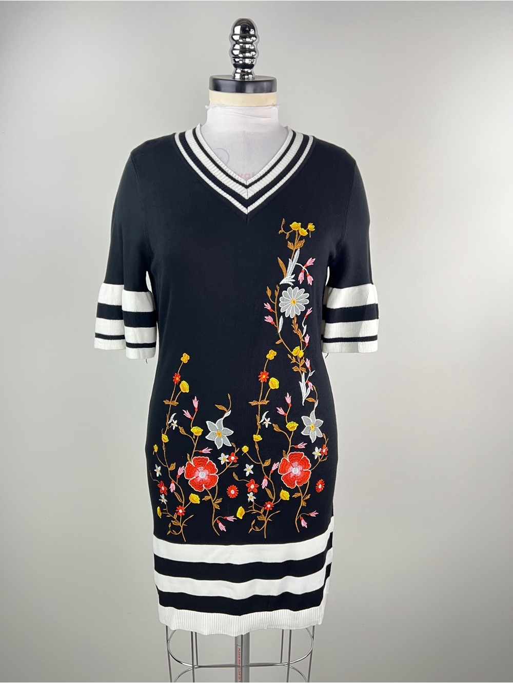 💚 3620. Black Embroidered Floral Knit V-Neck Dress with White Stripes